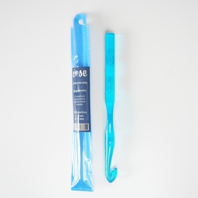 Agulhas de crochet azuis em plástico com e sem embalagem sobre fundo branco