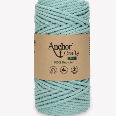Rolo de fio macramé azul claro Anchor Crafty Fine 100% reciclado com etiqueta castanha