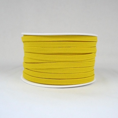 Rolo de fita elástica amarela em carretel branco