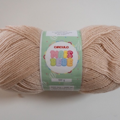 Novelo de lã bege da marca Círculo Mais Bebê com rótulo verde e branco