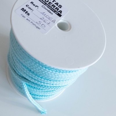 Rolo de fita têxtil azul claro com etiqueta branca