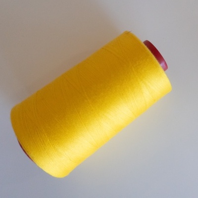 Spole de linha amarela com eixo vermelho