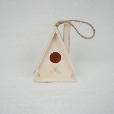Casa de pássaros decorativa em madeira creme com corda rústica