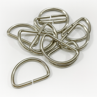 Argolas de meia-lua metalizadas prateadas sobre fundo branco