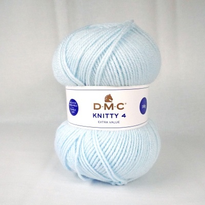 Novelo de lã azul claro com rótulo D.M.C KNITTY 4