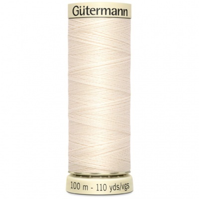 Rolo de linha para costura beige claro da marca Gütermann.