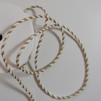 Rolo branco com fita decorativa dourada e branca torcida