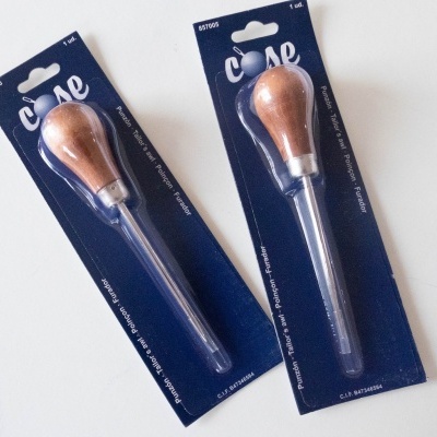 Dois conta-gotas com bulbo cobre em embalagem azul sobre fundo branco