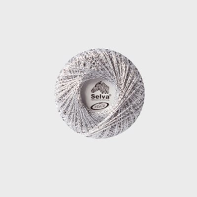 Novelo de linha branca com fios cinzentos e bege Selva