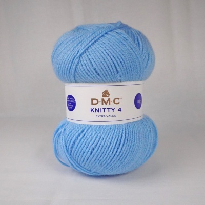Novelo de lã azul claro DMC Knitty 4 com rótulo branco