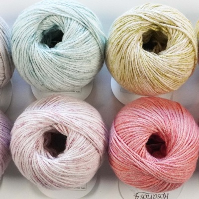 Oito novelos de fio colorido organizados em duas filas de quatro