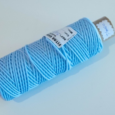 Bobine de fio azul claro enrolado num carretel de cartão com etiqueta