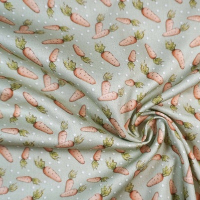 tecido cinzento claro com padrão de mini cenouras cor-de-rosa e verde