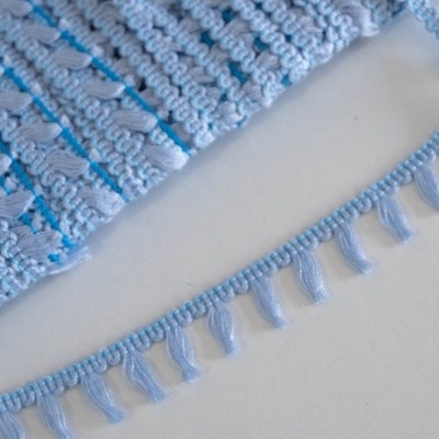 Croché azul claro com franjas sobre fundo branco