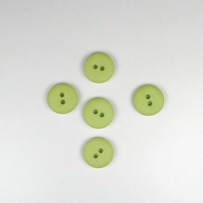 Cinco botões verdes redondos com dois buracos, sobre fundo branco