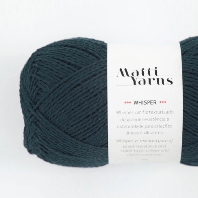 Novelo de fio azul petróleo escuro com etiqueta branca da marca Matti Yarns chamada WHISPER.
