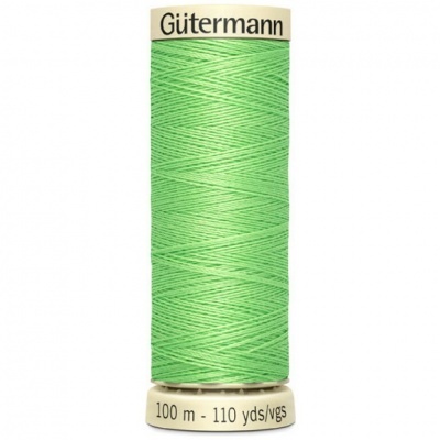 Rolo de linha de coser verde claro da marca Gütermann com etiquetas