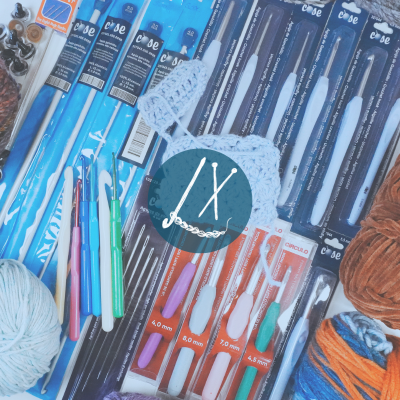 Agulhas para tricô e crochet com novelos de lã coloridos