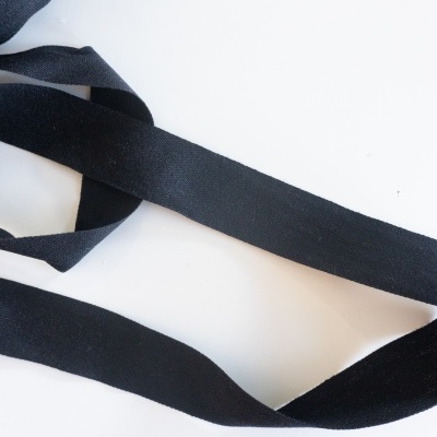 Fita preta de tecido lisa sobre fundo branco