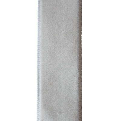 Peça de tecido cinzento claro com costura visível