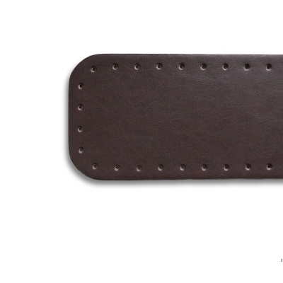 Tira de couro castanho com furos e cantos arredondados, sobre fundo branco