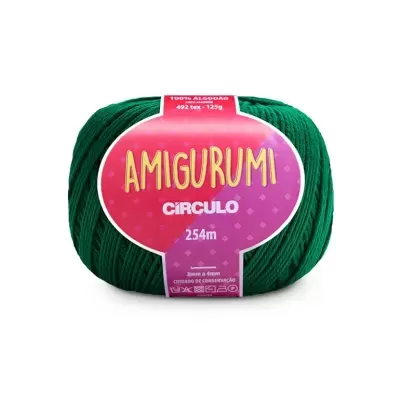 Novelo de fio verde da linha Amigurumi da marca Círculo com etiqueta rosa e roxa