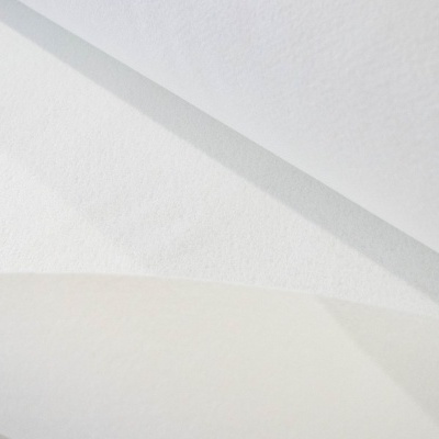 Folhas de papel branco com sombras suaves