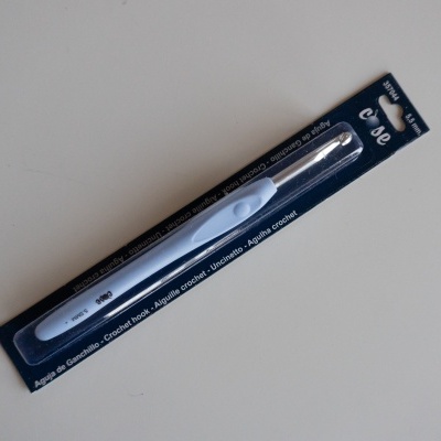 Agulha de croché branca em estojo de plástico azul escuro