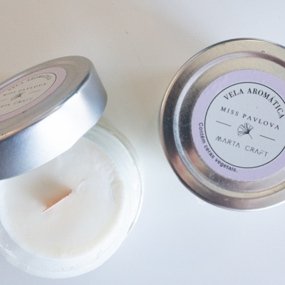 Vela aromática branca em vidro com tampa metálica e rótulo circular