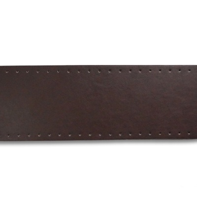 Base rectangular de couro sintético castanho escuro com furos nas bordas