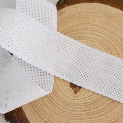 Faixa elástica branca sobre uma superfície de madeira circular