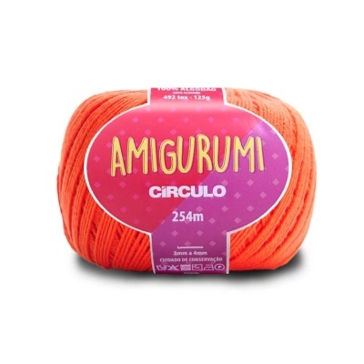 novelo de fio laranja para amigurumi com etiqueta rosa