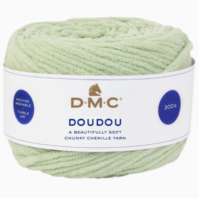 Novelo de fio chenille grosso verde claro DMC com etiqueta branca