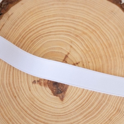 Fita elástica branca sobre superfície de corte de madeira redonda