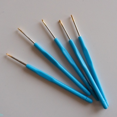 Conjunto de cinco ferramentas para unghias com cabos azuis e pontas metálicas douradas