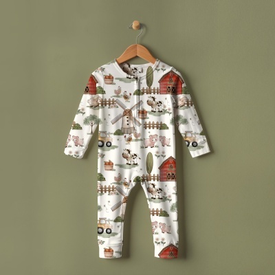 Macacão de bebé com padrão de animais de quinta e elementos rurais coloridos.