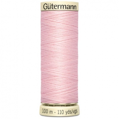 Rolo de linha de costura rosa claro da marca Gütermann com 100 m