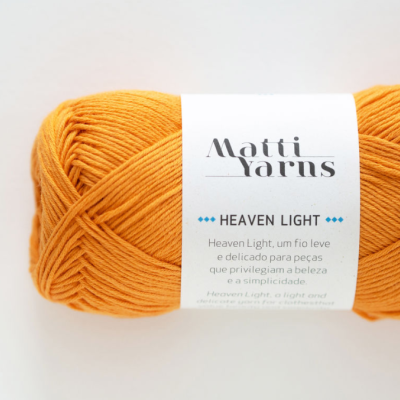 Novelo de lã laranja com etiqueta branca da marca Matti Yarns Heaven Light
