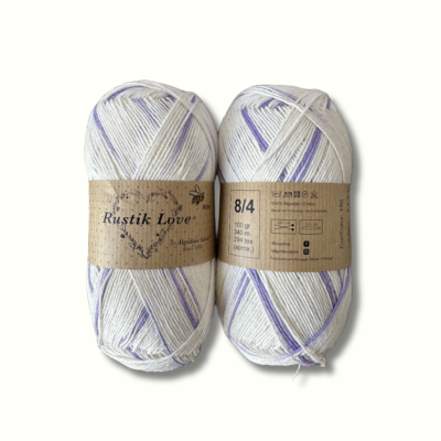 Duas novelos de fio Rustik Love 8/4 em algodão egípcio, branco com lilás e azul claro, com etiquetas castanhas