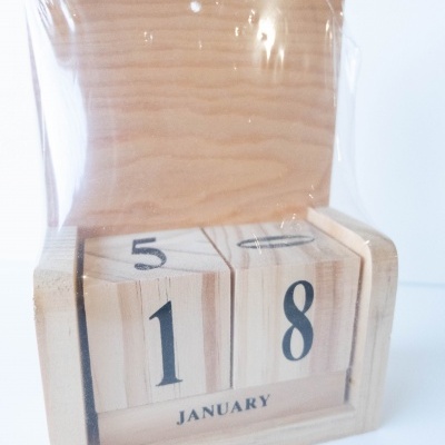 Calendário perpétuo de madeira com blocos numerados e mês impresso