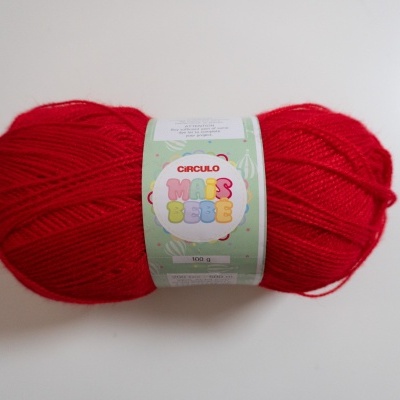 Novelo de lã vermelho com etiqueta da marca Círculo