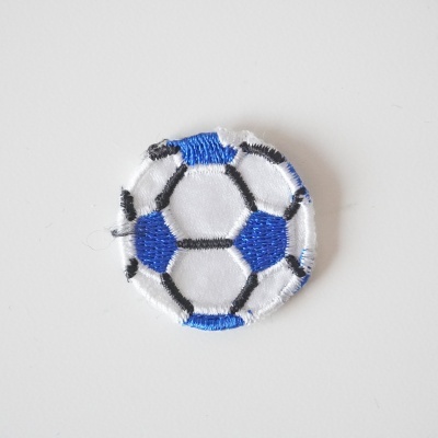 Emblema redondo bordado com padrão de bola de futebol azul, branco e preto