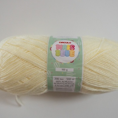 Novelo de lã amarela clara com etiqueta da marca Círculo