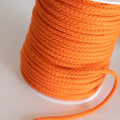 Rolo de corda laranja trançada com etiqueta branca