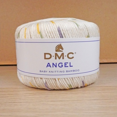 Novelo de fio DMC Angel com rótulo branco e fios creme com cores finas amarelo, verde e lilás