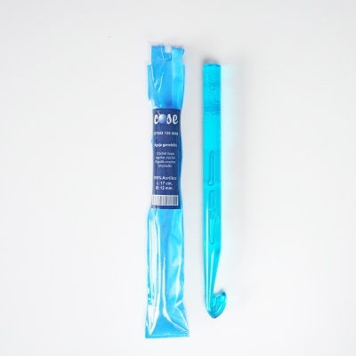 Agulhas azuis para artesanato, uma na embalagem com etiqueta preta, outra fora da embalagem.