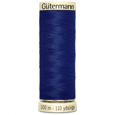 Rolo de linha de costura azul escuro da marca Gütermann com etiqueta e indicação de comprimento.