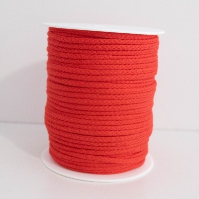 Rolo de cordão tecido vermelho em suporte branco