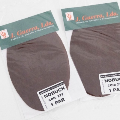 Duas palmilhas Nobuck marrons embaladas individualmente em plástico com etiquetas