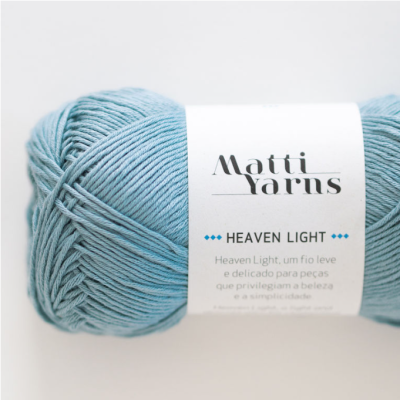 Novelo de fio de lã azul claro com etiqueta Matti Yarns Heaven Light